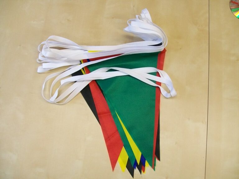 Girlanda reklamowa – dekoracyjna girlanda z nadrukiem i logo (do ozdabiania eventów i sklepów)